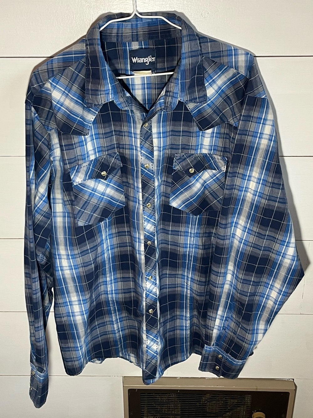 Wrangler Men’s Navy and Blue Plaid Button-Up Western Shirt